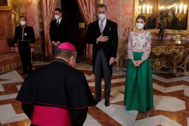 La reine Letizia, en Valentino, et le roi Felipe VI d&#039;Espagne, au Palais royal à Madrid le 17 janvier 2022