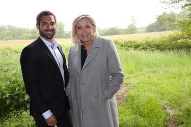 Julien Odoul et Marine Le Pen, fin mai, lors d'une visite dans une ferme ovine, La Genête, en Saône-et-Loire. 