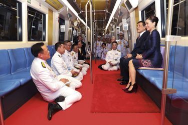 Le monarque, 68 ans, et sa femme, Suthida, 43 ans, inaugurent le prolongement d'une ligne du métro de Bangkok en présence de la cour, en novembre 2020