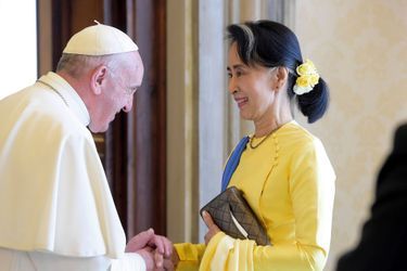 La dirigeante birmane et le pape François au Vatican, en mai 2017.