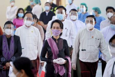 Dans un hôpital de la capitale birmane, lors d’une campagne de vaccination contre le Covid-19 auprès des soignants, le 27 janvier 2021.