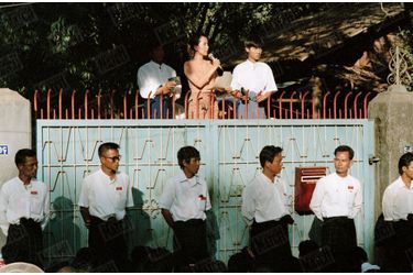 Aung San Suu Kyi lors d’un discours, alors qu’elle est assignée à résidence, à Rangoun, en décembre 1995.