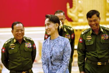 Aung San Suu Kyi pendant la cérémonie d’investiture du président Htin Kyaw à Naypyidaw, le 30 mars 2016.