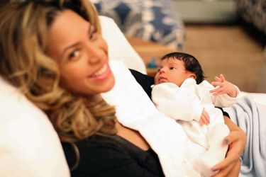 Blue Ivy Carter bébé dans les bras de sa mère Beyoncé en février 2012
