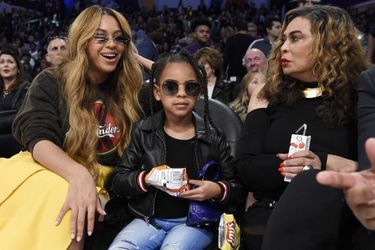 Blue Ivy avec sa mère Beyoncé et sa grand-mère Tina Lawson lors d&#039;un match de basketball à Los Angeles en février 2018