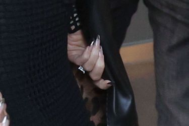 Un aperçu de la bague de fiançailles de Megan Fox à Milan le 14 janvier 2022
