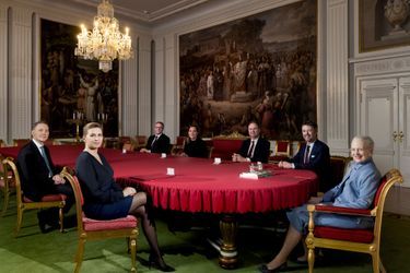 La reine Margrethe II de Danemark avec le prince héritier Frederik, la Première ministre et quatre ministres lors du Conseil d'Etat de ses 50 ans de règne, à Copenhague le 14 janvier 2022 