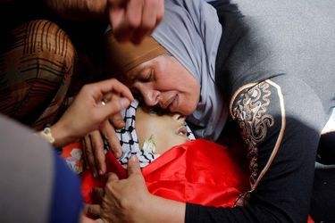 La mère du Palestinien Rasheed Abu Arra, qui a été tué lors d'affrontements avec les forces israéliennes, pleure le corps de son fils lors de ses funérailles, dans la ville d'Aqqaba près de Tubas, en Cisjordanie occupée par Israël.
