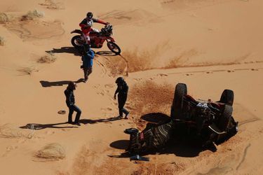 Le crash du pilote automobile français Guerlain Chicherit lors de la 4e étape du Dakar-2022.