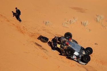 Le crash du pilote automobile français Guerlain Chicherit lors de la 4e étape du Dakar-2022.