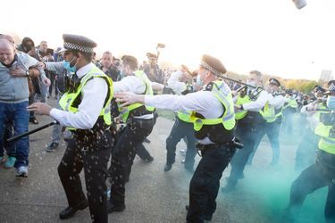 Heurts entre policiers et manifestants durant un rassemblement de grande ampleur samedi à Londres contre les dernières restrictions sanitaires imposées en Angleterre. 