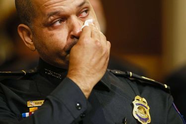 Les larmes d'Aquilino Gonell, un des officiers de police du Capitole qui a témoigné devant la commission d'enquête, le 27 juillet 2021.