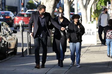 Ben Affleck, Jennifer Lopez et la fille de cette dernière, Emme, à Los Angeles le 31 décembre 2021
