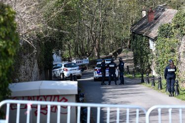 Un cordon de police autour de la maison du couple Tapie, à Combs-la-Ville, en Seine-et-Marne, dimanche 4 avril.