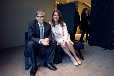 Le créateur de Microsoft, aujourd’hui 65 ans, et sa femme, 56 ans. Ici à la Mutualité, à Paris, le 21 avril 2017, après avoir reçu la Légion d’honneur des mains de François Hollande.