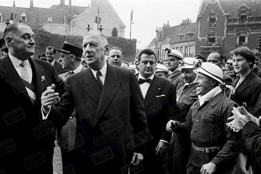 Le président Charles de Gaulle à la rencontre des mineurs dans un village du Nord en septembre 1959.