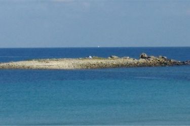 Les gendarmes sont avertis dans la soirée qu'un groupe de jeunes se rend sur cet îlot situé à 200 mètres de la côte, non loin de Guisseny. 