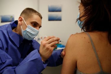 Une personne vaccinée contre le Covid-19, à Paris. 