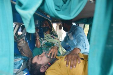 Le 20 avril, un patient attend devant l’hôpital gouvernemental Lok Nayak, à New Delhi. « Pour entrer,  il faut que quelqu’un meure ou soit tiré d’affaire », explique un ambulancier.
