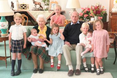 Le prince Philip et la reine Elizabeth II avec leurs sept premiers arrière-petits-enfants, au château de Balmoral en 2018