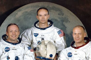 Michael Collins au centre, entouré de Neil Armstrong (à dr.) et Buzz Aldrin, sur la photo officielle de la mission Apollo 11.