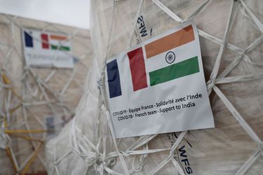 La France a envoyé du matériel médical à l'Inde. Photo prise à l'aéroport de Roissy.