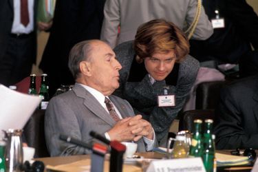 Anne Lauvergeon François Mitterrand en conciliabule au 62e sommet franco-allemand, à Bonn, en janvier 1993.