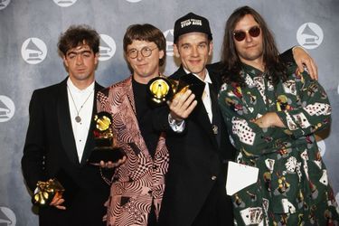 En février 1992, le groupe américain R.E.M. remporte aux Grammy Awards trois prix. Il y a d'abord le trophée du meilleur album de musique alternative pour «Out of Time», son septième album solo. Leur titre «Losing My Religion» est aussi sacré meilleur clip vidéo et meilleure performance pop par un groupe.