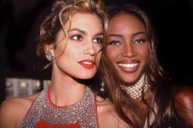 Cindy Crawford et Naomi Campbell, deux des supermodels qui ont marqué l'époque. En 1992 (ici lors d'une soirée à New York), les deux stars sont à l'apogée de leur carrière.