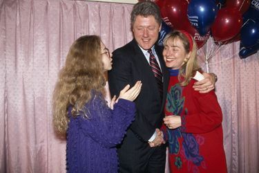 Bill Clinton entouré de sa fille Chelsea et de son épouse Hillary lors de la campagne présidentielle de 1992. Il sera élu le 3 novembre de cette année.