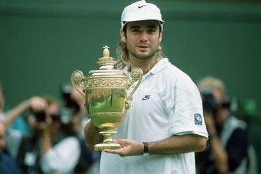 En juillet 1992, à la surprise générale, Andre Agassi remporte le tournoi de Wimbledon après avoir battu Boris Becker en quart de finale, John McEnroe en demi-finale et Goran Ivanišević en finale. 