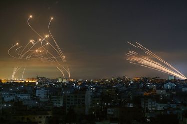 Beit Lahiya (Gaza), le 14 mai. À g., des missiles israéliens du Dôme de fer en train de chercher et de détruire des roquettes du Hamas. À dr., le départ d’une nouvelle salve
