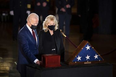 Joe et Jill Biden rendent hommage à Brian Sicknick, un policier tué lors de l'invasion du Capitole, le 2 février 2021.