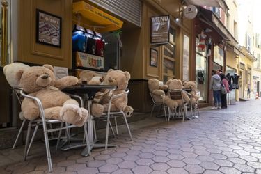 La terrasse d&#039;un restaurant à Nice, pour l&#039;instant ouverte que pour les ours en peluche. 