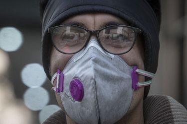 Un habitant de Téhéran porte un masque pendant un épisode de pollution.