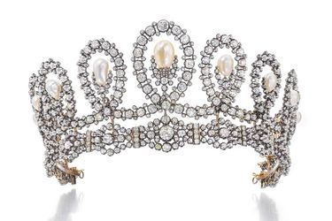 Le diadème est composé de motifs de volutes graduées sertis de diamants taille coussin, taille circulaire et simple, encadrant onze perles naturelles en forme de goutte légèrement baroques.