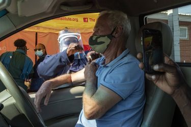 Un homme reçoit sa première dose de vaccin Pfizer à Johannesburg le 25 mai 2021