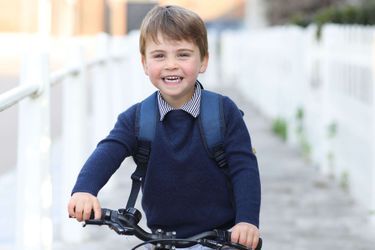 Le petit prince Louis souriant sur son vélo, un cliché divulgué en avril 2021 pour son troisième anniversaire