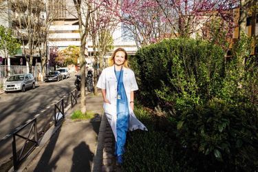 Yulia Merzlikina, 28 ans, infirmière d’origine russe, devant l’hôpital parisien Bichat, où elle exerce, le 8 avril. 