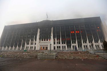 À la mairie d'Almaty, en partie détruite dans les manifestations.