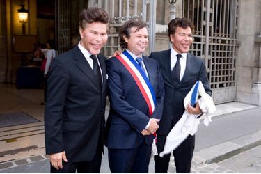 Sur le perron de la mairie du XVIe arrondissement. Igor, à droite, et Grichka, à gauche, avec leur ami Stéphane Capliez, adjoint au maire qui a célébré le mariage.
