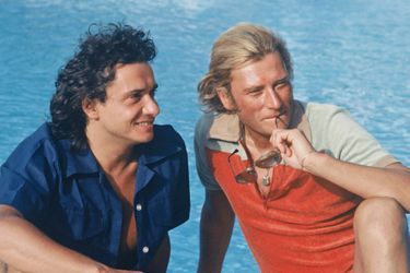 Michel Sardou et Johnny Hallyday, à Saint-Tropez, en 1977. 