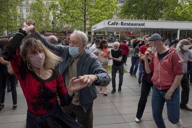 Des gens s'offrent une parenthèse musicale et dansent sur la place de la République, à Paris, le 24 mai 2021.