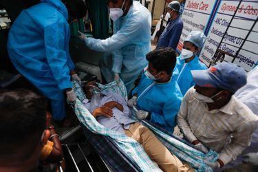 Un malade du covid-19 transporté à l'hôpital, à Bombay, le 23 avril. 