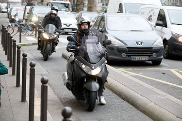 Un scooter à Paris.