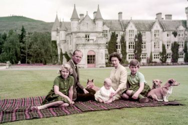 À Balmoral, Philip en famille dans la résidence préférée de la Reine. Les corgis veillent: Anne et Charles ont désormais un petit frère, Andrew, 7 mois.