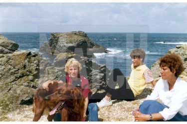 À 13 ans, en 1980, à Belle-Île-en-Mer, avec le setter irlandais Orson. À dr., sa mère et son frère Thierry