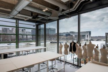 Les classes de cours du nouvel Institut français de la mode ont une vue imprenable sur la Seine.