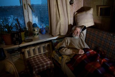 Dans son appartement, à Moscou, le 15 décembre. Dehors, le froid est intense mais en rien comparable à celui qu’il a connu dans le camp d’Inta, près du cercle polaire. 