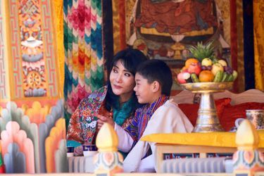 Le prince héritier Jigme Namgyel avec la reine-mère Sangay Choden, à Thimphou le 17 décembre 2021
